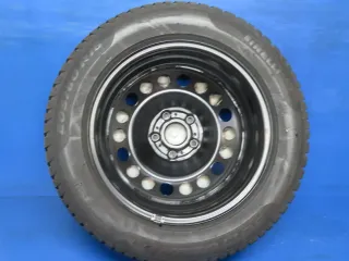Original VW Touran II 16 Zoll Stahlrad Winterräder 5QA601027.... Schwarz Winterreifen Pirelli 2x 6,8 mm / 2x 7,2 mm - Bild 4