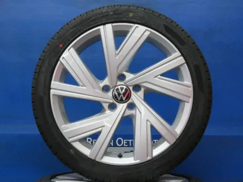 Background image for Original VW Golf 8 18 Zoll Bergamo Winterräder Winterreifen Kompletträder 5H0601025M Silber