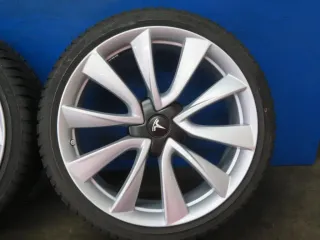 Original Tesla Model 3 20 Zoll Performance Winterräder + RDKS Alufelgen 1044227-00-D Silber Winterreifen 2x 6,5 mm 2x Neu - Bild 13