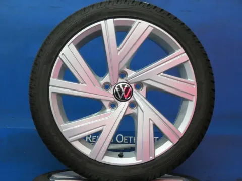 Background image for Original VW Golf 8 18 Zoll Bergamo Winterräder Alufelgen 5H0601025M Silber Winterreifen 2x 7,8 mm / 2x 8,8 mm