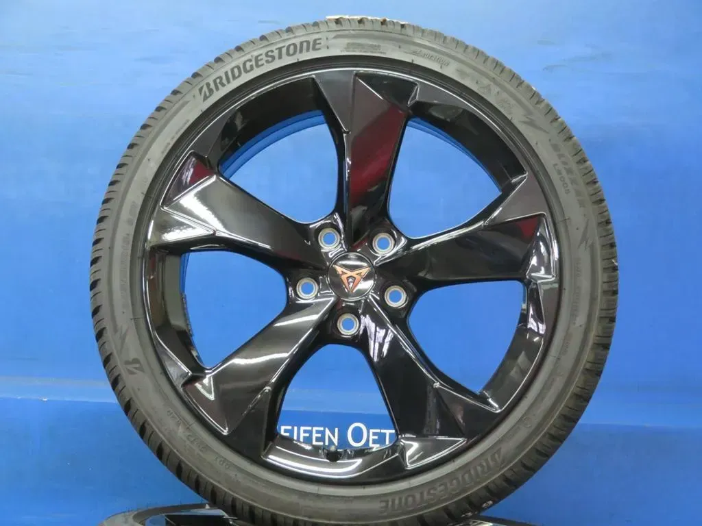 Original Cupra Leon 18 Zoll 5-Arm-Design Winterräder Alufelgen 5FA601025H Schwarz Winterreifen 4x 7,9 mm - Bild 1