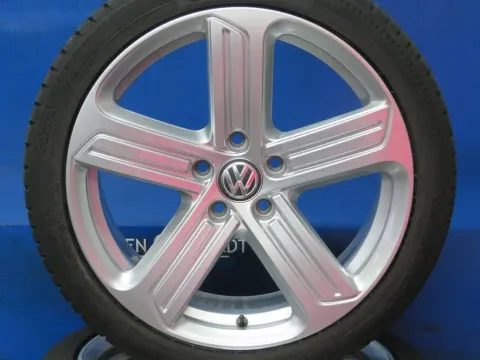 Background image for Original VW Golf 7 GTI 18 Zoll Cadiz Winterräder Alufelgen 5G0601025BK Silber Winterreifen 2x 7,5 mm / 2x 8 mm