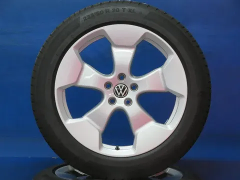 Background image for Original VW ID.BUZZ 20 Zoll Stockton Winterräder Alufelgen 1T3601025AB 1T3601025AC Silber Winterreifen 4x 8,4 mm