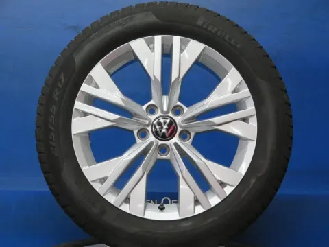 Background image for Original VW Passat Alltrack VW Arteon 17 Zoll Stavanger Winterräder Alufelgen 3G0601025AB Silber Winterreifen 2x 5,8 mm / 2x 7,7 mm