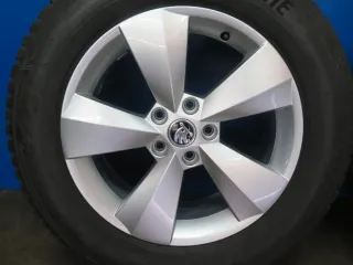 Original Skoda Kodiaq 17 Zoll 5-Arm-Rotor Winterräder Alufelgen 565601025J Silber Winterreifen 2x 7,1 mm / 2x 6,8 mm - Bild 12