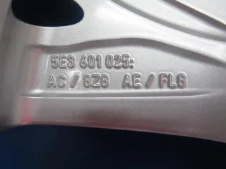 Original Skoda Octavia IV Typ NX 17 Zoll Lyra Winterräder Alufelgen 5E3601025BR Silber Winterreifen 4x 7,8 mm - Bild 5