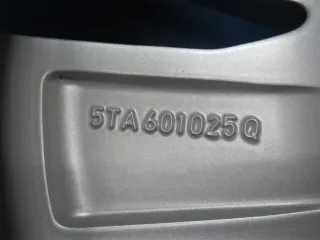 Original VW Touran II 16 Zoll Karlstad Winterräder Alufelgen 5TA601025Q Silber Winterreifen 2x 5,9 mm / 2x 7,4 mm - Bild 5