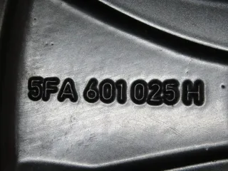 Original Cupra Leon 18 Zoll 5-Arm-Design Winterräder Alufelgen 5FA601025H Schwarz Winterreifen 4x 7,9 mm - Bild 4