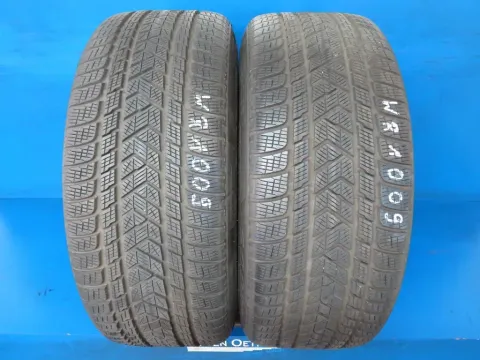 Background image for 2x Winterreifen 285/40 R22 110V Pirelli Scorpion Winter DOT 3220 6,8 mm