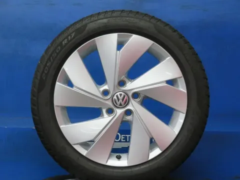 Background image for Original VW Golf 8 17 Zoll Belmond Winterräder Alufelgen 5H0601025B Silber Winterreifen 2x 5 mm / 2x 6,2 mm